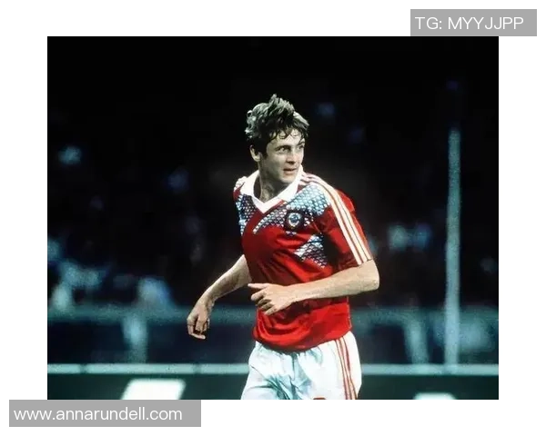 重温辉煌岁月的足球传奇人物与他们的历史足迹